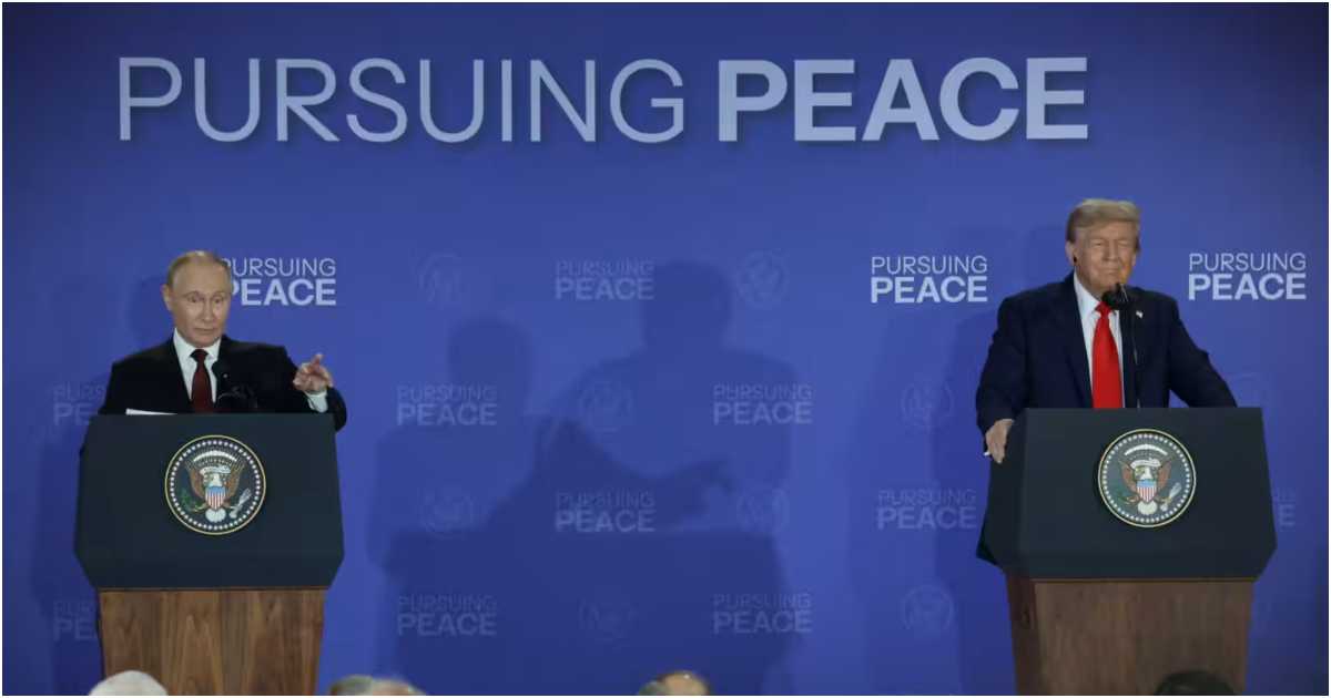 আলাস্কার অ্যাঙ্করেজে শুক্রবার রাশিয়ার প্রেসিডেন্ট ভ্লাদিমির পুতিনের সঙ্গে প্রায় তিন ঘণ্টার বৈঠক শেষে তাকে সঙ্গে নিয়ে সংবাদ সম্মেলনে ট্রাম্প। ছবি: রয়টার্স